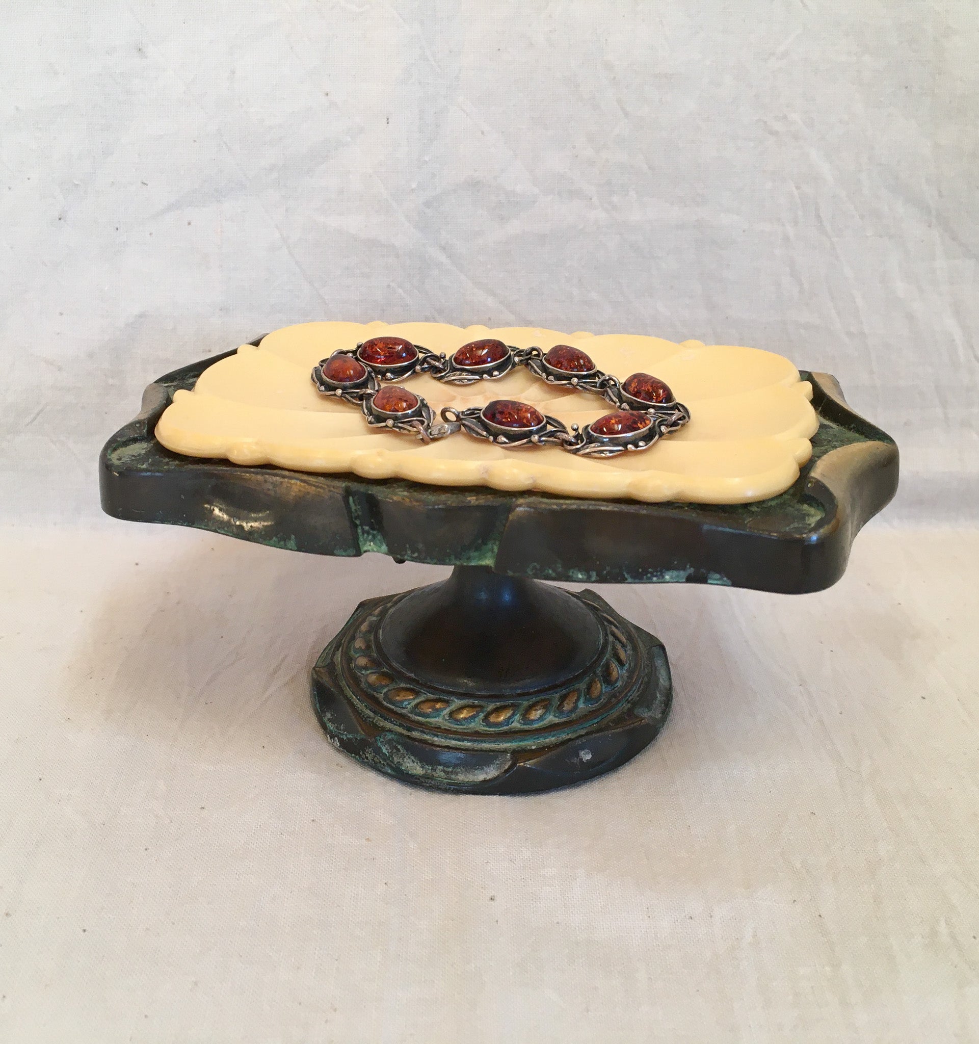 Vintage Amerock Carriage House Pedestal Soap Dish