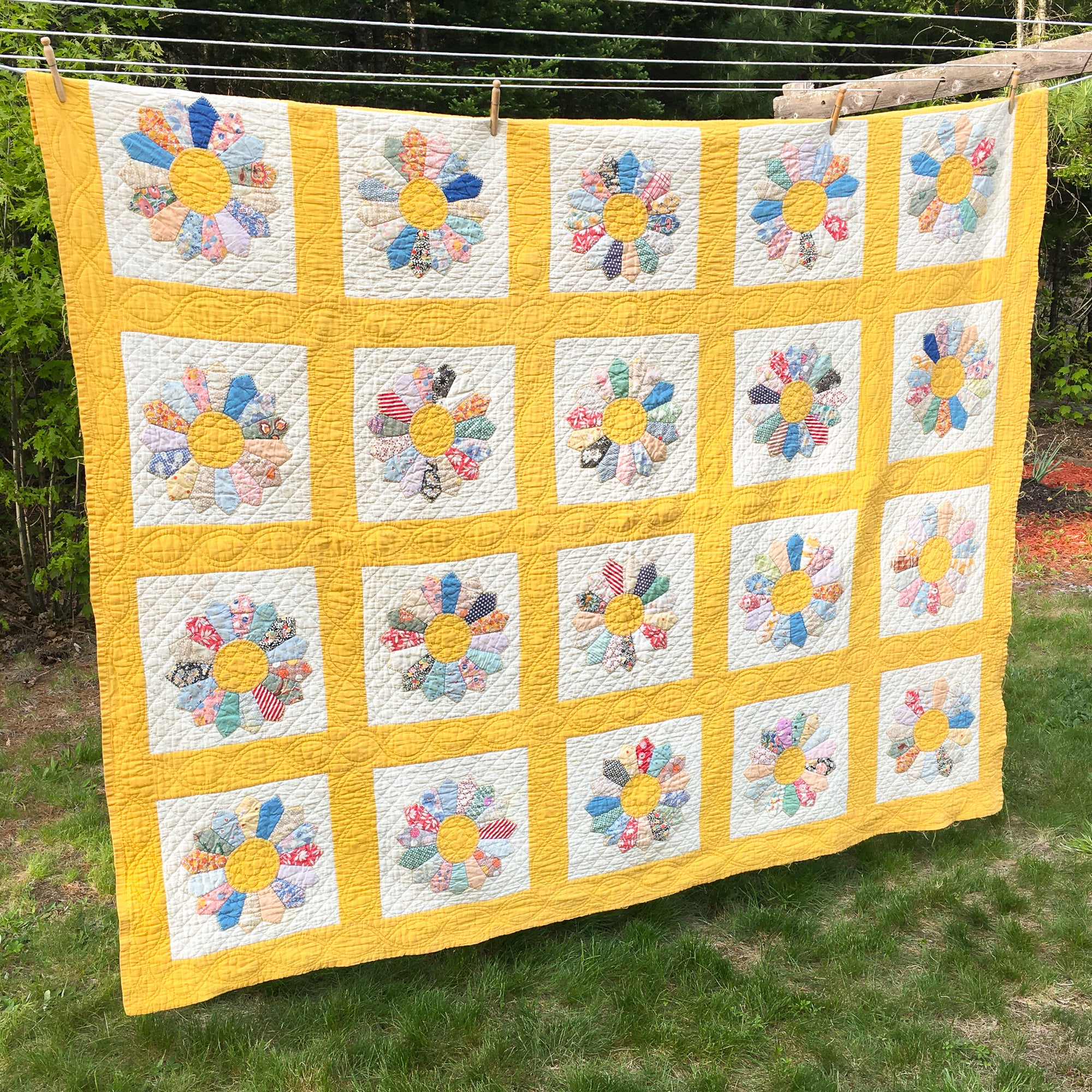 Vintage Dresden Plate Quilt, 1930s-40s Hand Quilted Cotton, Summer Quilt, 83"x67"