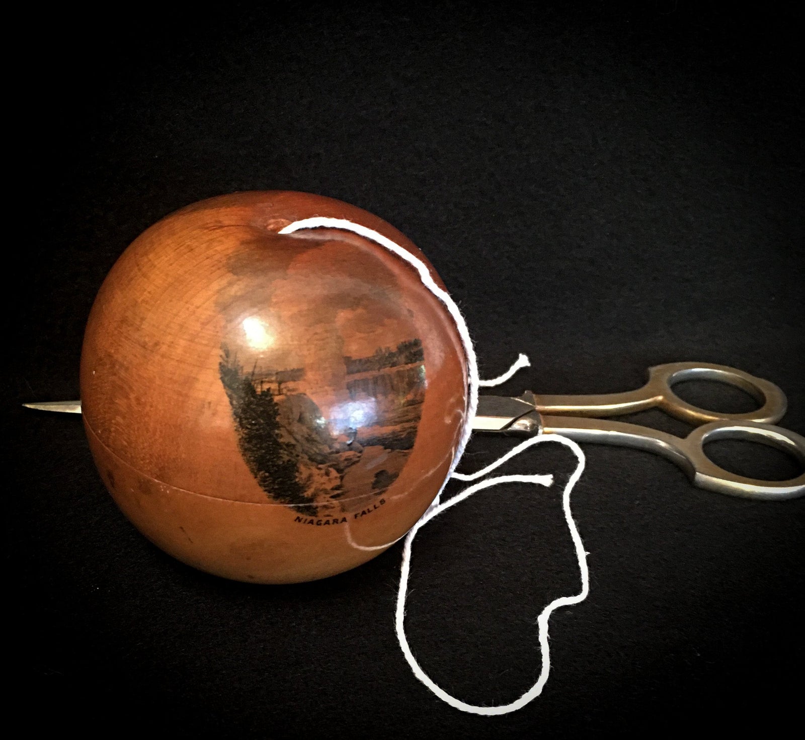 1880’s – 1910’s Mauchline Ware String Holder