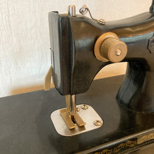 1960’s Singer Toy Sewing Machine – It Works!